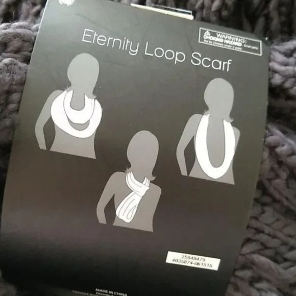 Lulu NYC Eternity Loop Grey Scarf Knit NWT - Picture 5 of 5